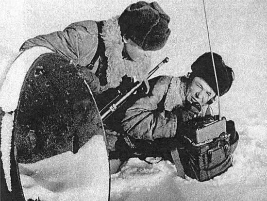 Бойцы устанавливают связь Район прорыва блокады Январь 1943 г Чтобы - фото 42