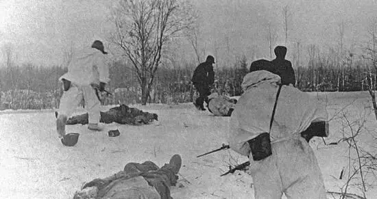 Волховский фронт Бойцы подразделения Н А Полякова преследуют отступающего - фото 43