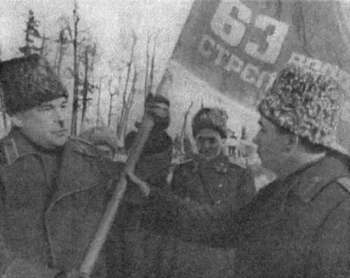 Командующий Ленинградским фронтом генерал Л А Говоров вручает гвардейское - фото 51