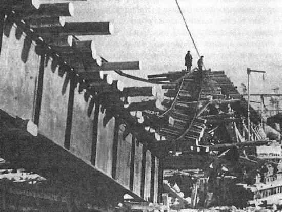 Высоководный мост через Неву после бомбежки 25 марта 1943 г Вместе с тем - фото 53