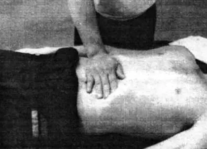 Рис 611 Выполнение массажа с помощью одной руки Рис 612 Выполнение - фото 22