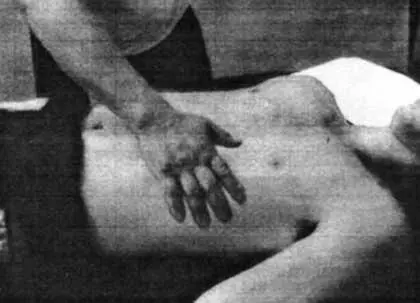 Рис 616 Массаж ребер Массируя нижнюю часть спины вы должны осуществлять - фото 25