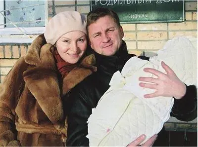 С новорожденным сыном Тимофеем 2010 г - фото 24