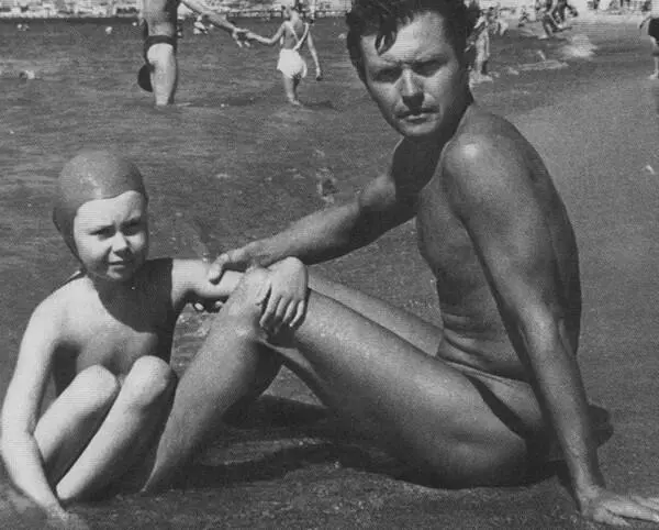 С дочерью Тамарой на Чёрном море 1960 Александр Зиновьев Москва 1966 П - фото 15
