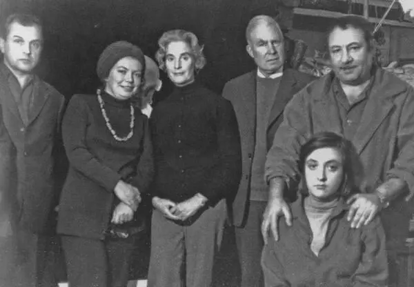 В мастерской у Э Неизвестного Слева направо стоят А Зиновьев А Федина - фото 24