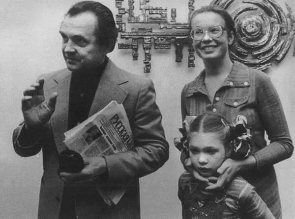 С женой и дочерью в редакции газеты Русская мысль Париж Сентябрь 1978 В - фото 34