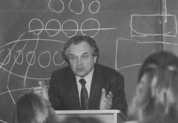 На лекции Чикаго 1987 С В Аксёновым НьюЙорк 1987 С Ю Нагибиным на вер - фото 53