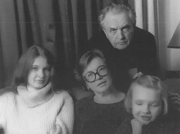 С женой Ольгой и дочерьми Полиной и Ксенией перед возвращением на родину - фото 63
