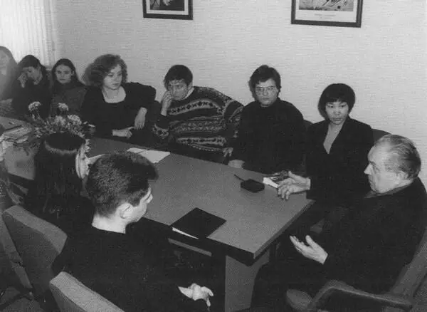 Со студентами Московского гуманитарного университета 2001 О М Зиновьева у - фото 65