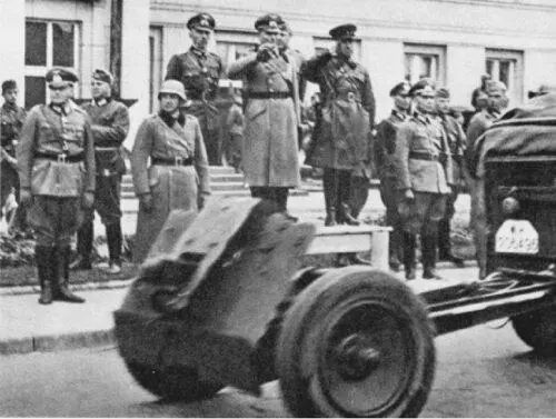 Рис 121 Сверху комбриг Кривошеин и закончивший советское танковое училище - фото 36