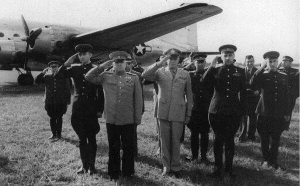 Рис 125 Генерал Д Эйзенхауэр впоследствии президент США в качестве гостя - фото 42