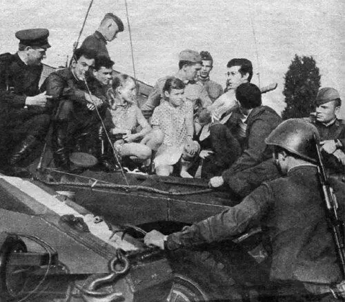 Рис 21 Сверху Советских воинов оказывающих братскую помощь повсюду - фото 71