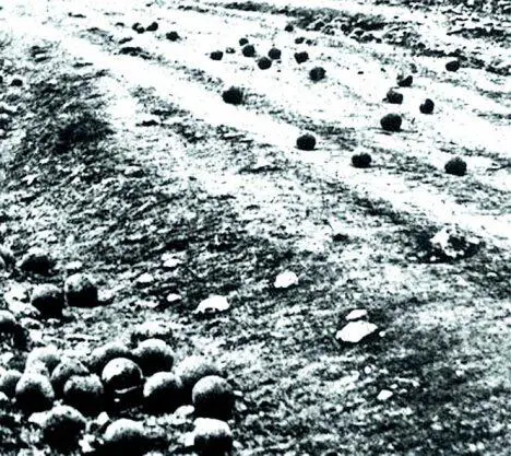 Рис 419 Сверху ядро времен Крымской войны 1855 г найденное в - фото 163