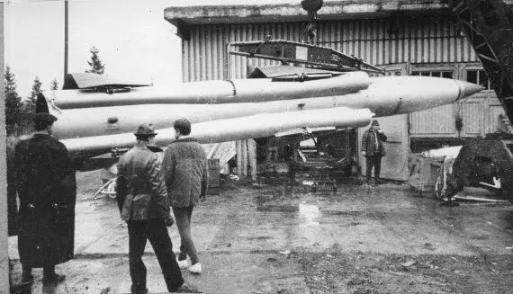Рис 515 Выгрузка противокорабельной ракеты Москит В последний день - фото 214