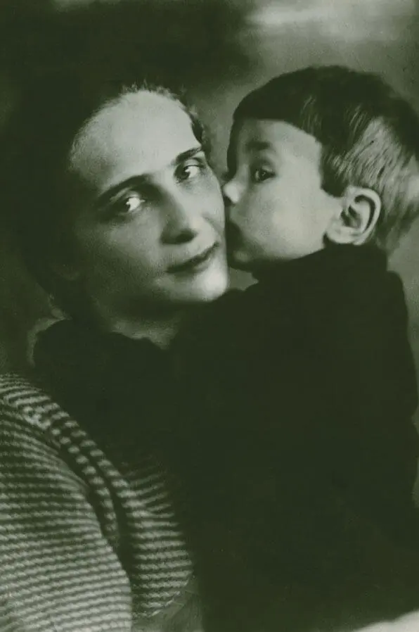 С мамой 1937 Юрий Павлович Герман 1936 Отец Юрий Павлович Герман в - фото 1