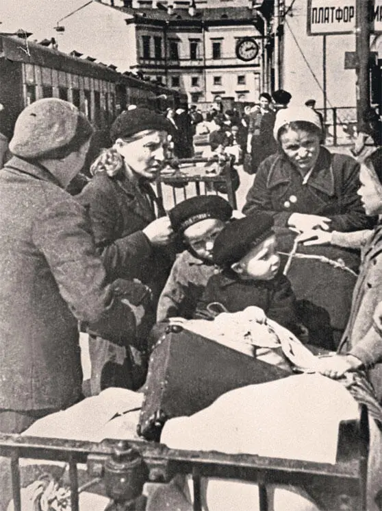 Эвакуация детей из блокадного Ленинграда 1941 Установка аэростата - фото 48