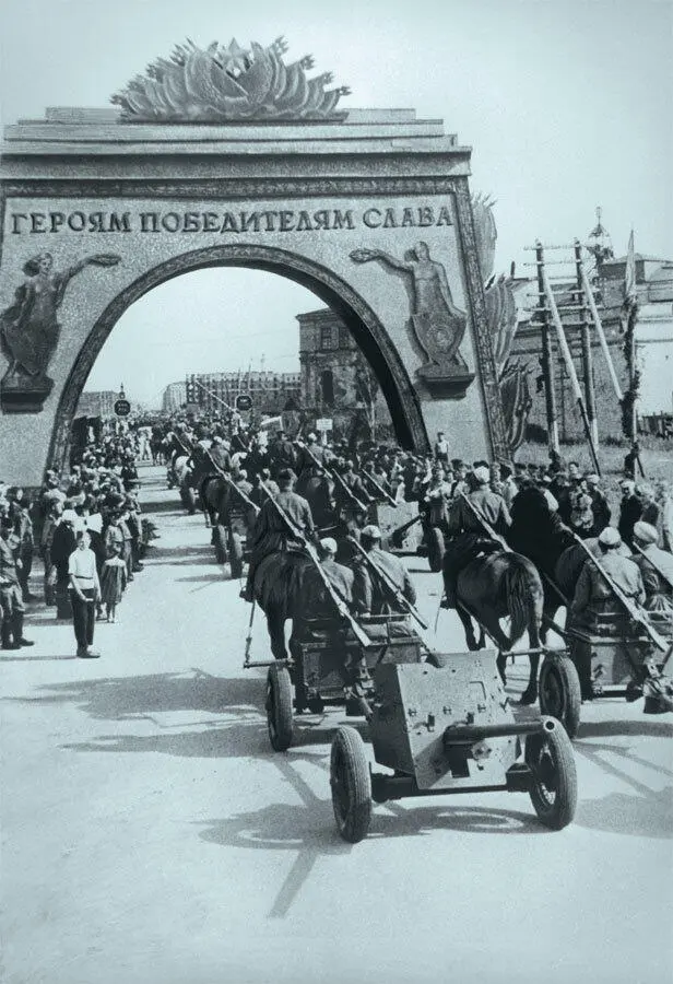 Парад Победы в Ленинграде Артиллеристы защищавшие город проходят под - фото 62