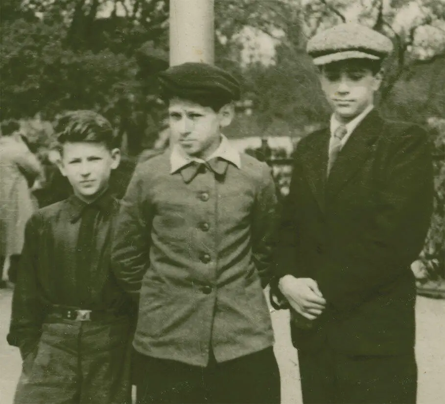 М Герман справа 1947 Отрочество текло одиноко Иногда я предпринимал - фото 70
