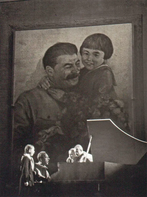 У рояля на сцене Дворца пионеров Фото Николая Янова 1950 Но мы жили в СССР - фото 72