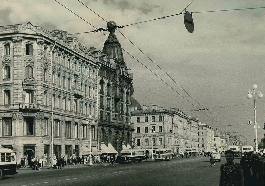 Невский проспект 1950е А когда платформа пустела все равно становилось - фото 88