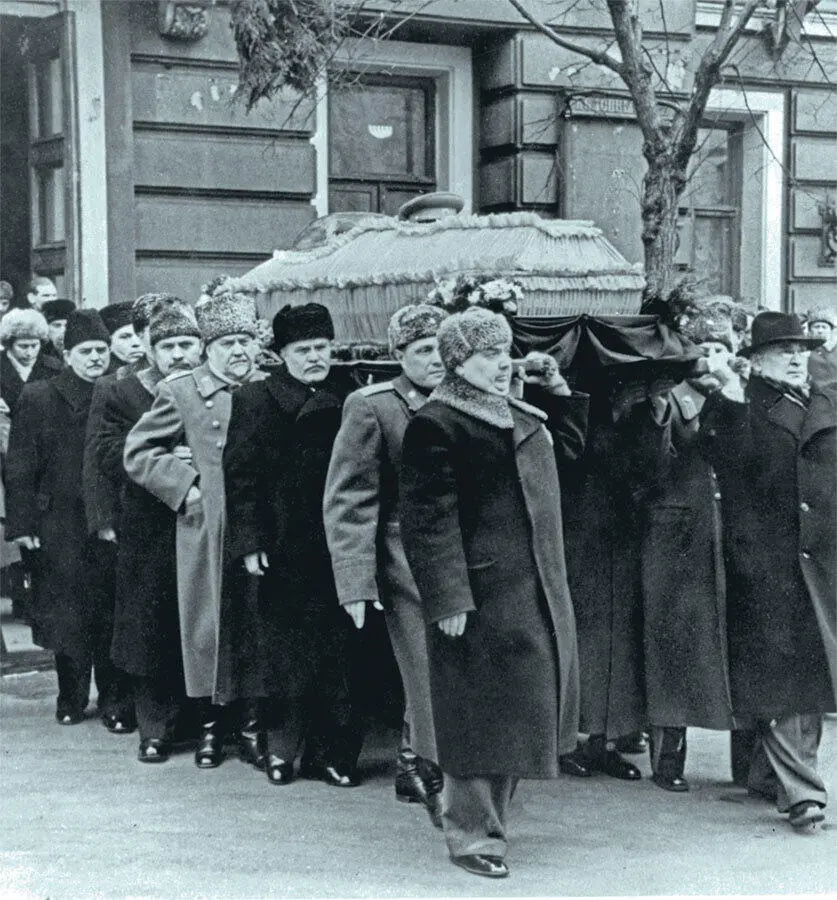 Вынос тела И В Сталина Справа налево на переднем плане Л П Берия Г М - фото 93