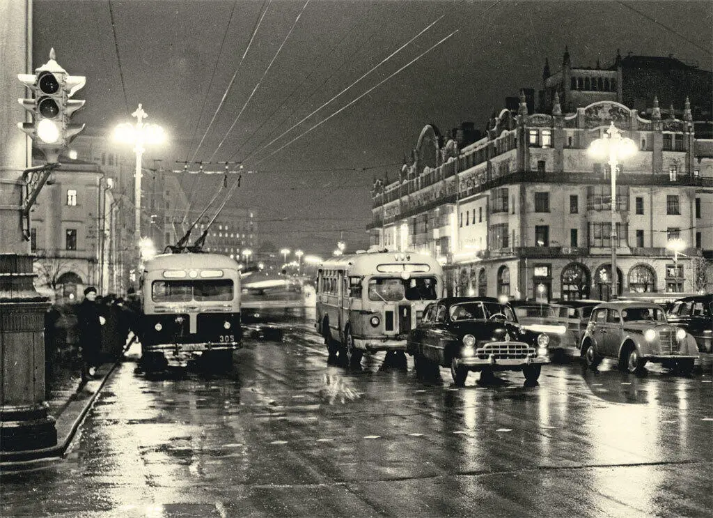 Москва Площадь Свердлова ночью 1956 Москва Улица Горького Октябрь 1955 - фото 100