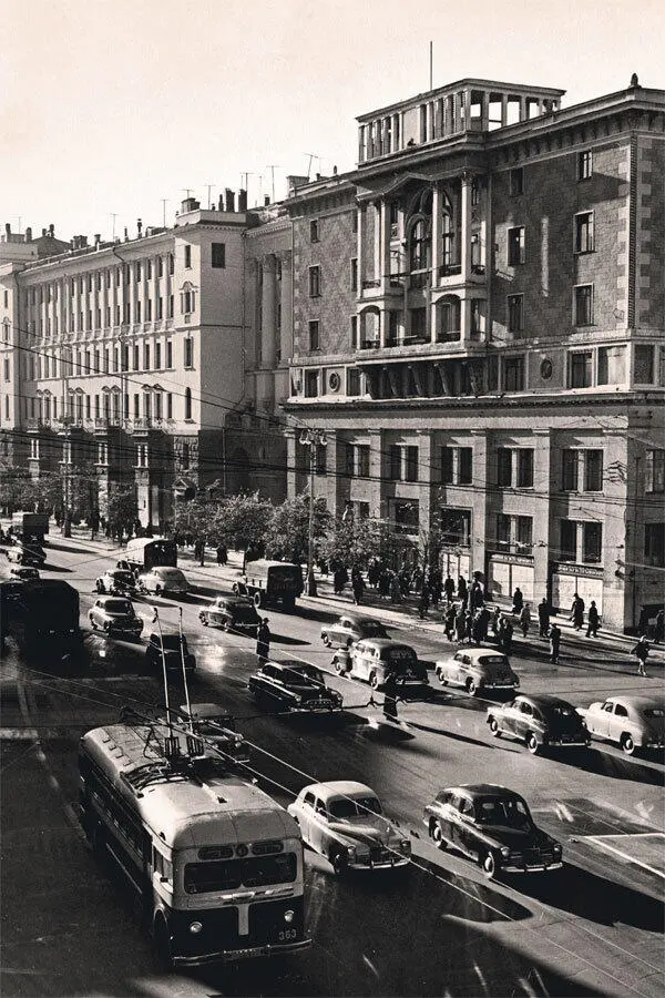 Москва Улица Горького Октябрь 1955 Ощущение столицы было в нежданных - фото 101