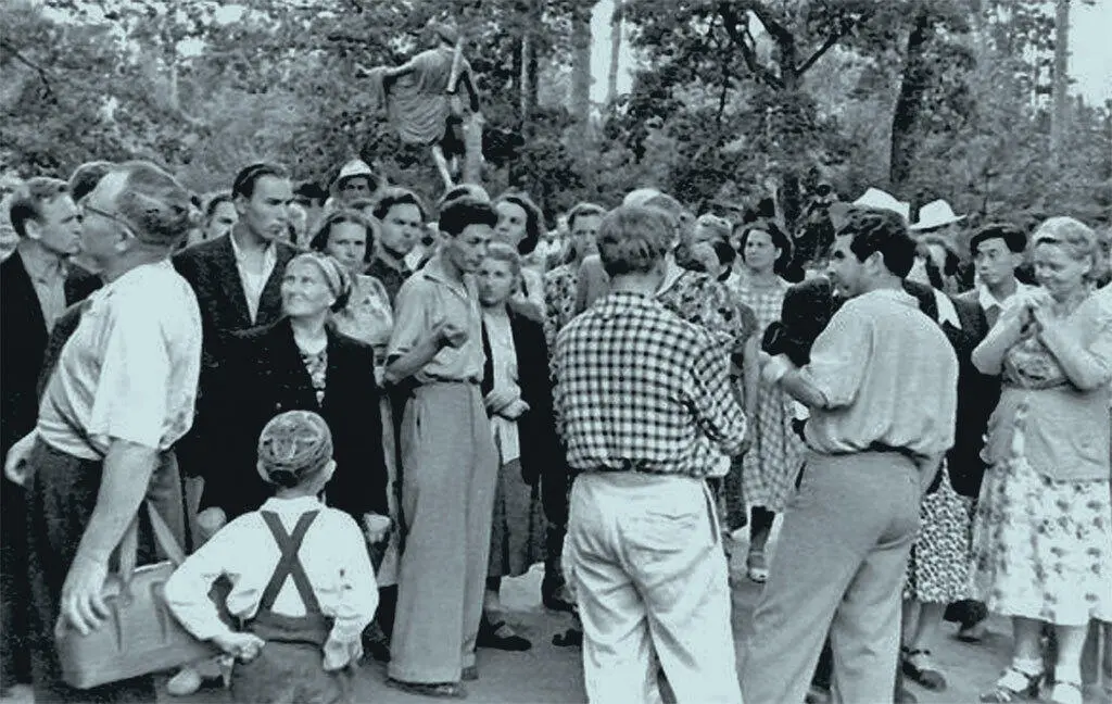 Экскурсия в Павловском парке ведет ее Василий Бетаки 1958 Полной - фото 108