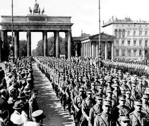 Рис 25 Штурмовики маршируют по Берлину 1934 год В нацистской пропаганде не - фото 25