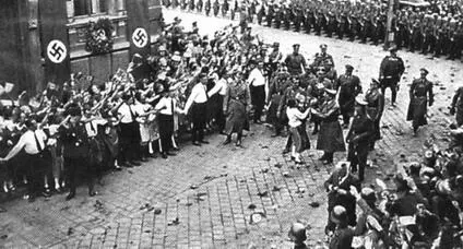 Рис 53 Население Вены приветствует Гитлера в марте 1938 года Йозеф Геббельс - фото 52