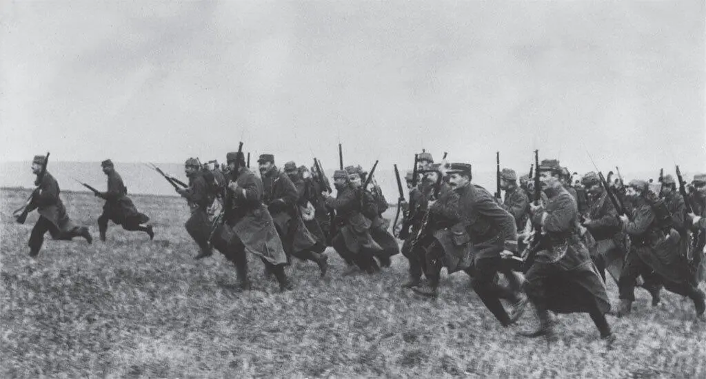 Французские солдаты идут в штыковую атаку в битве на Марне 1914 г В августе - фото 18