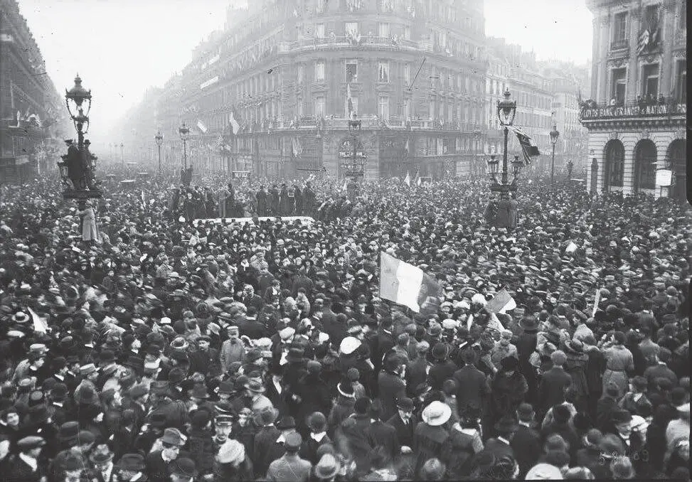 Празднование перемирия на площади Оперы 11 ноября 1918 г В тот же вечер - фото 39