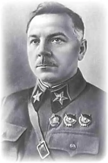 Ворошилов вскочив с места смело глянув в лицо вождя схватил со стола - фото 173