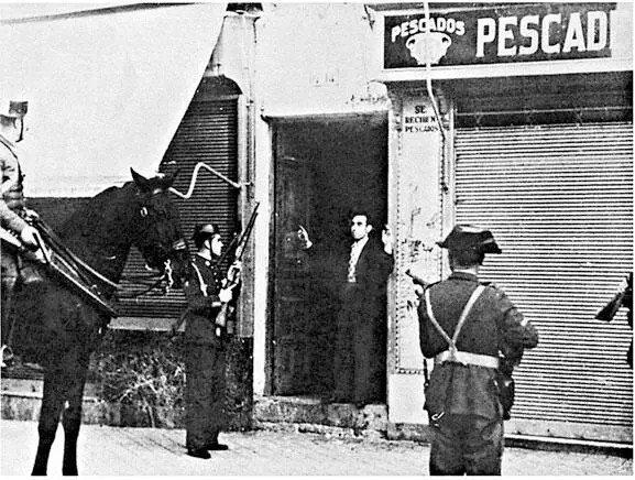 Арест гражданскими гвардейцами социалиста Мадрид октябрь 1934 г Гражданские - фото 17