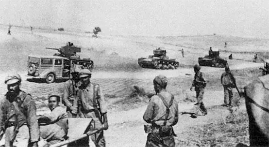 Раненый республиканец под Брунете На заднем плане танки Т26 Декабрь 1937 г - фото 46