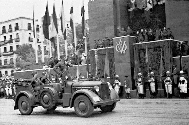 19 мая 1939 г Штандарт легиона Кондор склонен в знак приветствия Франко на - фото 60