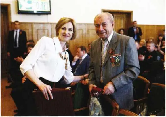 Натальи Поклонская с ветераном прокуратуры 9 Мая в Симферополе Установка - фото 78