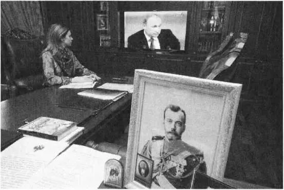 Прокурор Республики Крым Наталья Поклонская в своём рабочем кабинете просмотр - фото 98