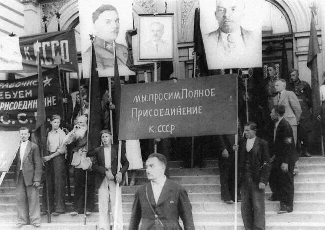 Демонстрация в Прибалтике 1940 г Демонстрация во Львове после присоединения - фото 20