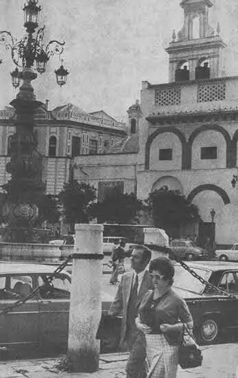 Архитектура старая машины и моды новые Севилья Уличная сценка - фото 36