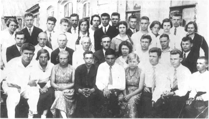 С одноклассниками после окончания средней школы 1937 г С - фото 14