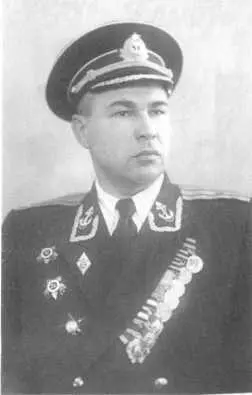 Начальник УБП штаба СФ капитан 1 ранга Ю Юлинец 1954 г На мостике - фото 39