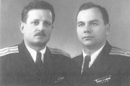 С другом капитаном 1 ранга Н Поповым 1957 г Коллектив представителей - фото 41