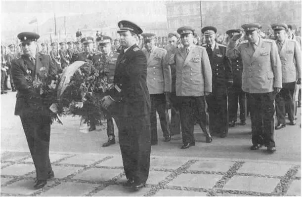 Возложение венков к памятнику советским воинам погибшим при освобождении - фото 44