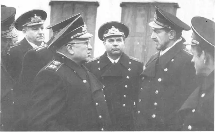 С Главкомом ВМФ на противолодочном полигоне 1974 г Герой Советского - фото 52
