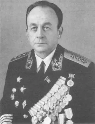Адмирал Виктор Сергеевич Сысоев Адмирал Николай Иванович Ховрин - фото 55