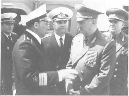 С начальником Тыла ВС генералом армии С Куркоткиным в СВВМИУ 1978 г С - фото 60