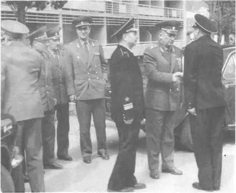 С генералом армии Куркоткиным в санатории Ялта 1978 г На Всеармейском - фото 76