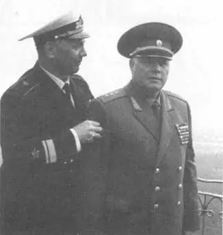 С первым заместителем начальника Тыла ВС генералполковником П Сысоевым 1978 - фото 79