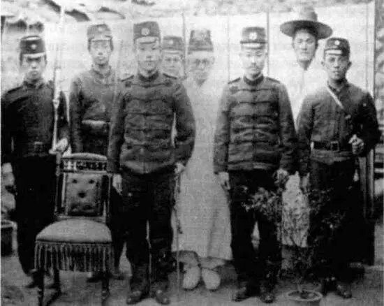 Рис 14 Церемония роспуска старой корейской армии 1 августа 1907 г Хотя режим - фото 16